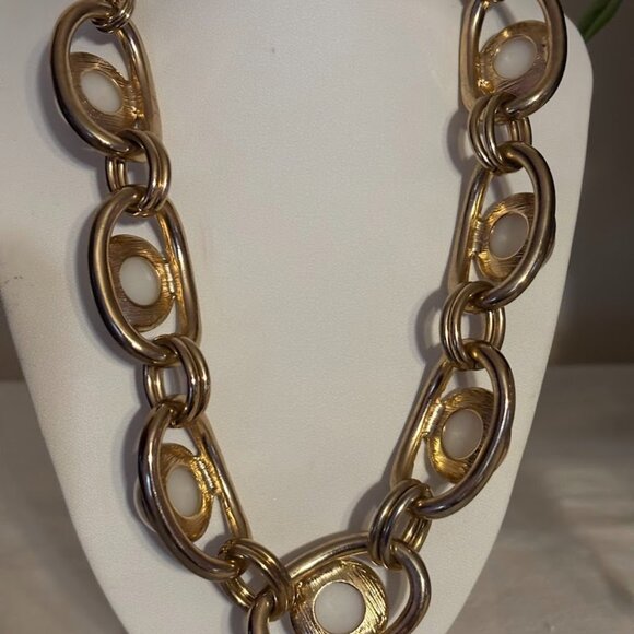 Beautiful Graziano Pearl Necklace (20") and Bracelet set in Gold Tone with pouch - Picture 7 of 16